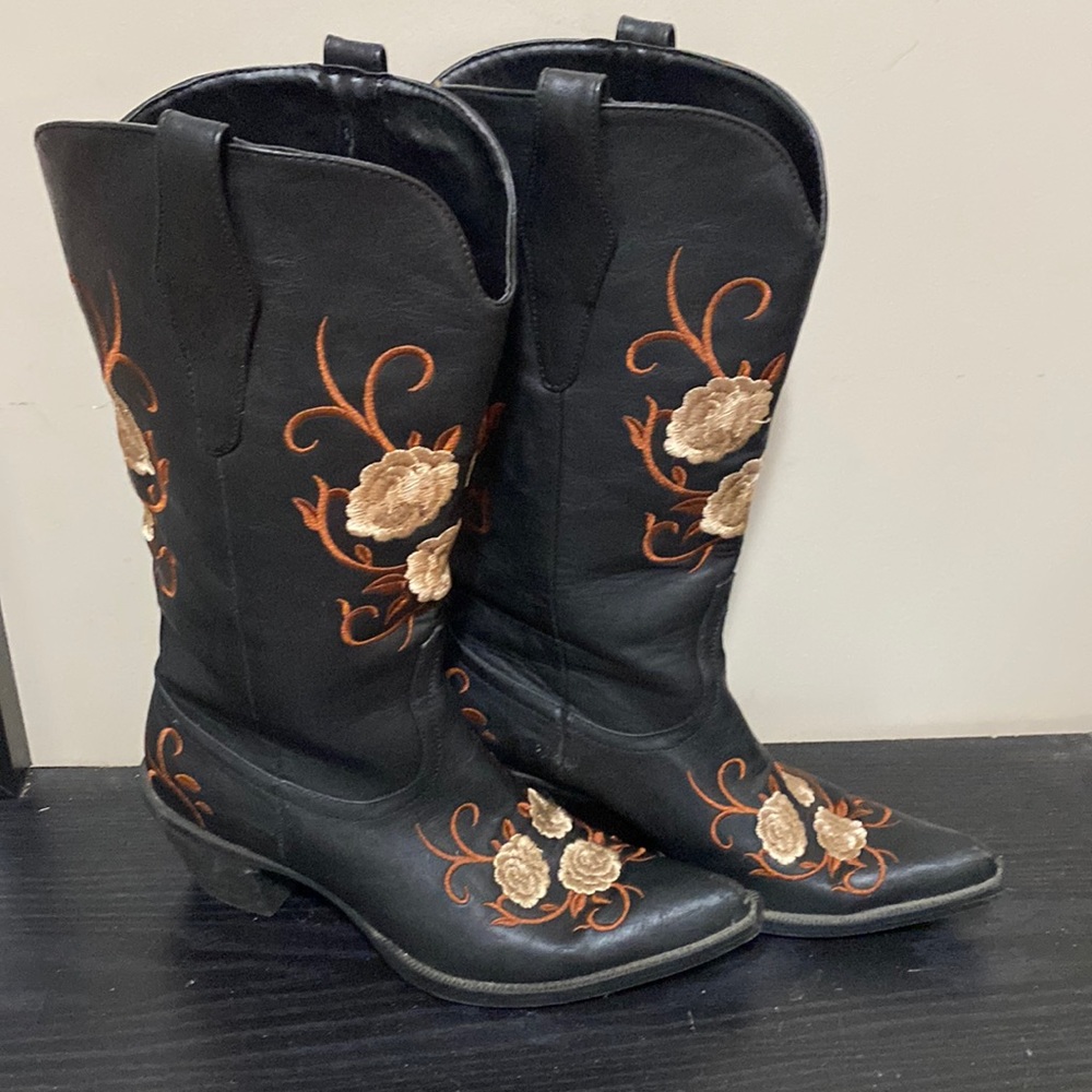 Embroidered Cowgirl Boot / Western Boot